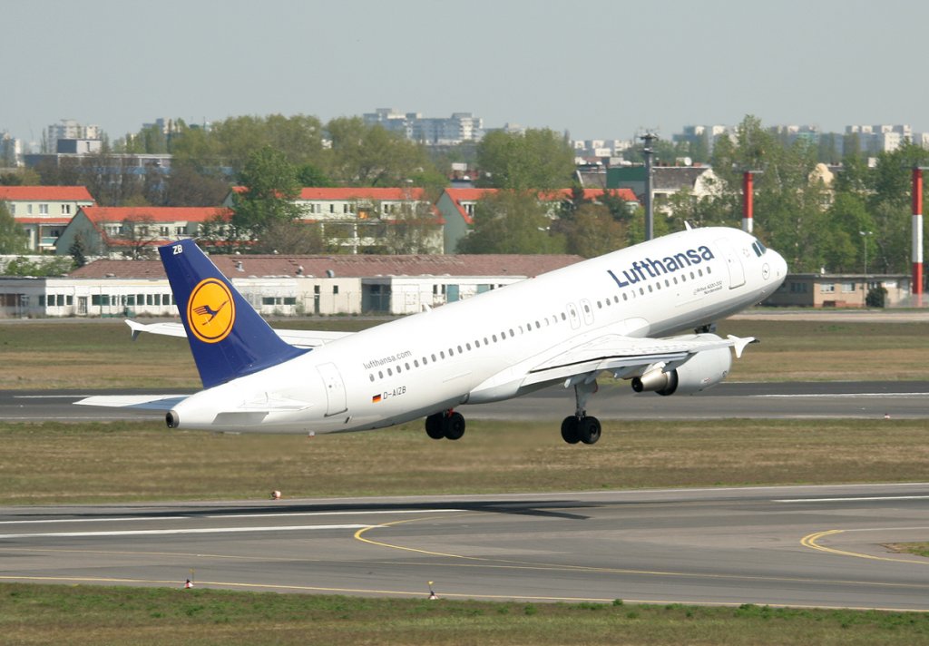 Lufthansa A 320-214 D-AIZB  Norderstedt  beim Start in Berlin-Tegel am 28.04.2012