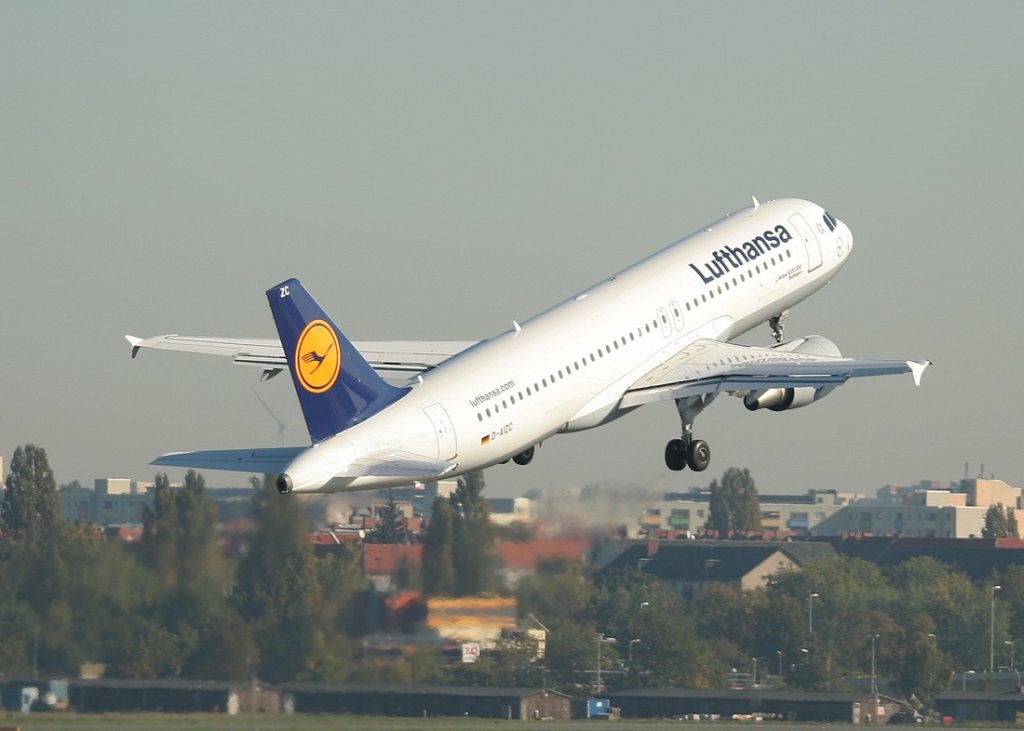 Lufthansa A 320-214 D-AIZC  Bdingen  beim Start in Berlin-Tegel am 01.10.2011