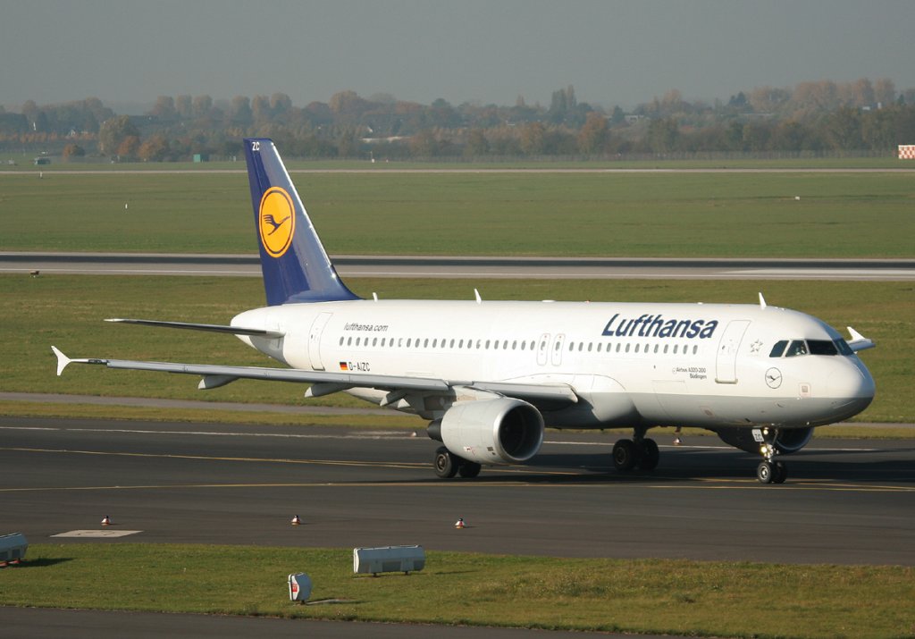 Lufthansa A 320-214 D-AIZC  Bdingen  auf dem Weg zum Start in Dsseldorf am 31.10.2011
