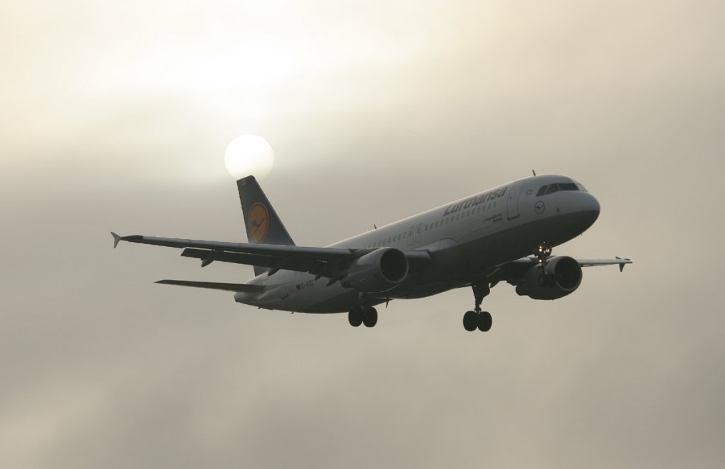 Lufthansa A 320-214 D-AIZC  Bdingen  kurz vor der Landung in Berlin-Tegel am 09.03.2012