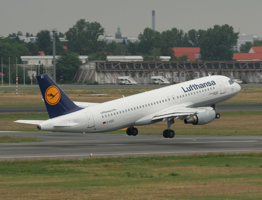 Lufthansa A 320-214 D-AIZC  Bdingen  beim Start in Berlin-Tegel am 03.07.2012