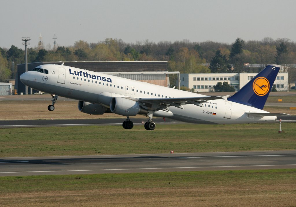 Lufthansa A 320-214 D-AIZD beim Start in Berlin-Tegel am 21.04.2012