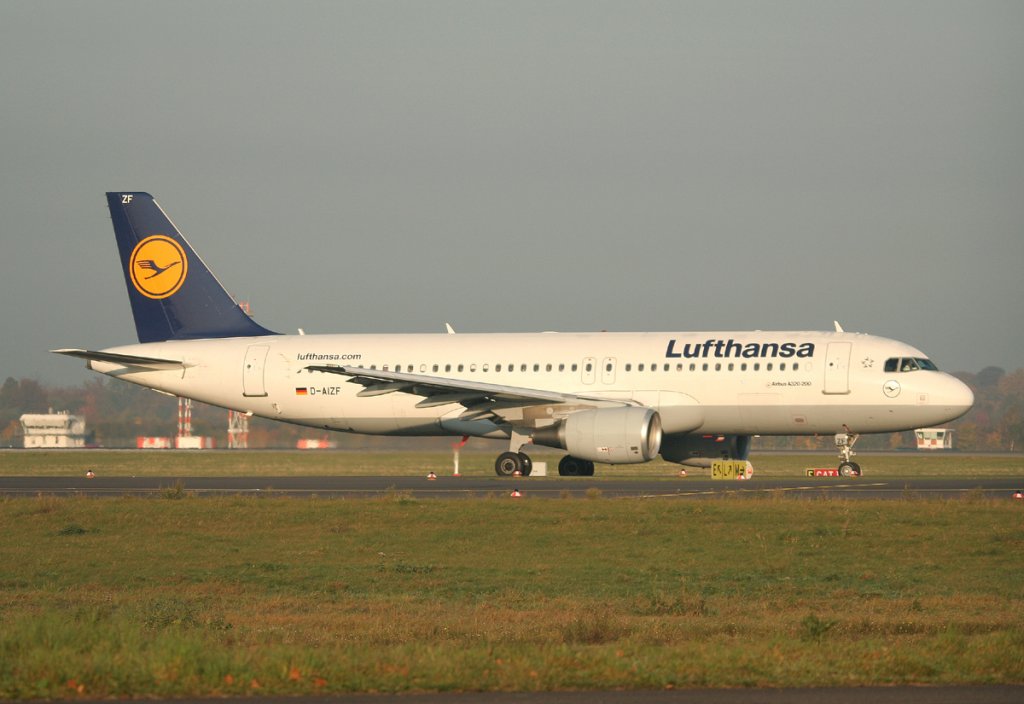 Lufthansa A 320-214 D-AIZF auf dem Weg zum Start in Düsseldorf am 31.10.2011