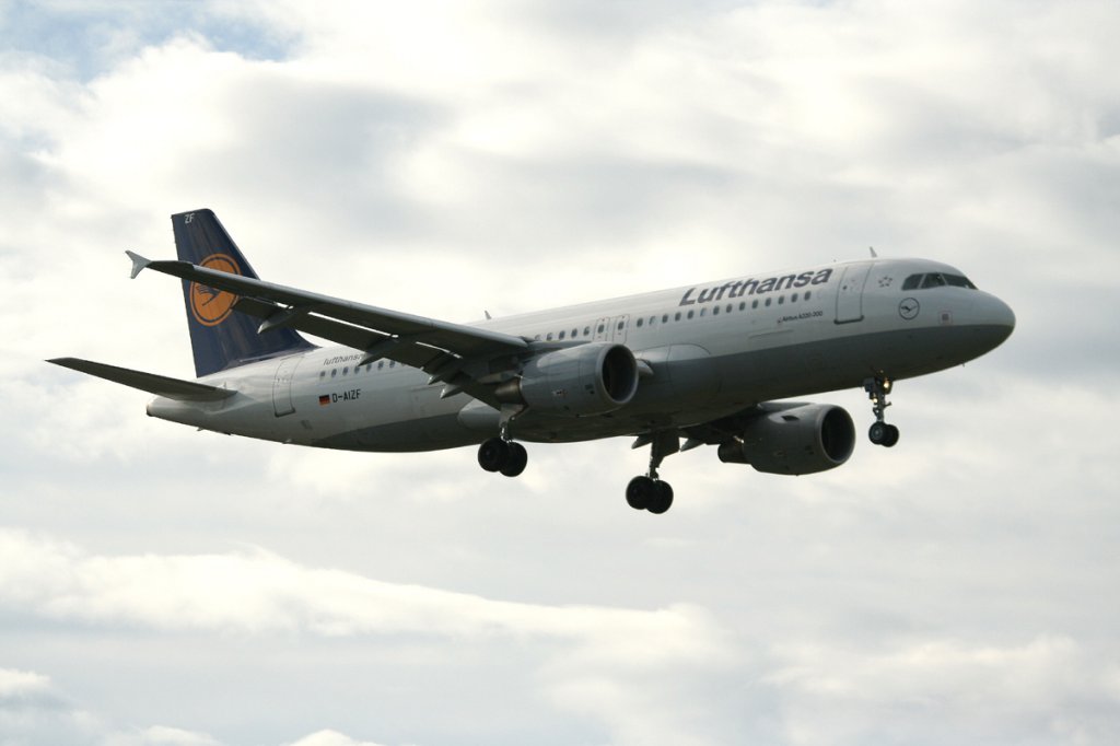 Lufthansa A 320-214 D-AIZF kurz vor der Landung in Berlin-Tegel am 09.06.2012