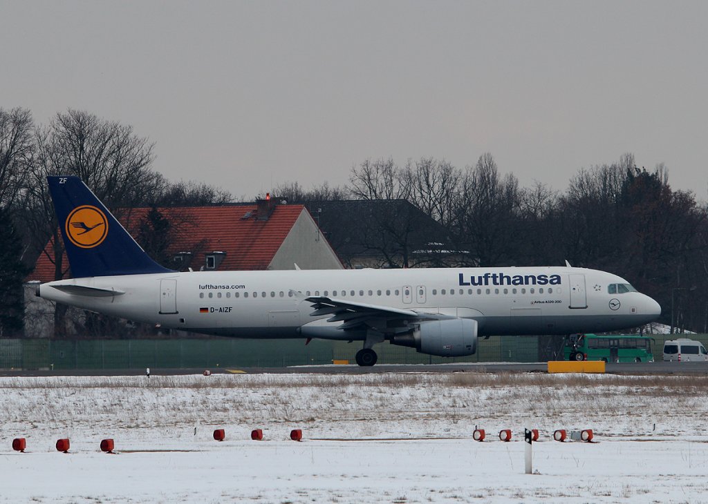 Lufthansa A 320-214 D-AIZF kurz vor dem Start in Berlin-Tegel am 01.04.2013