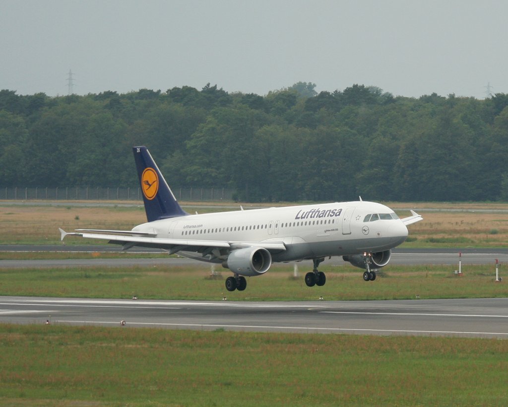 Lufthansa A 320-214 D-AIZK bei der Landung in Berln-Tegel am 03.07.2012