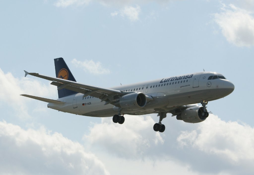 Lufthansa A 320-214 D-AIZK kurz vor der Landung in Berlin-Tegel am 09.06.2012