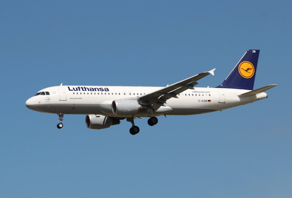 Lufthansa A 320-214 D-AIZM bei der Landung in Frankfurt am Main am 16.08.2012