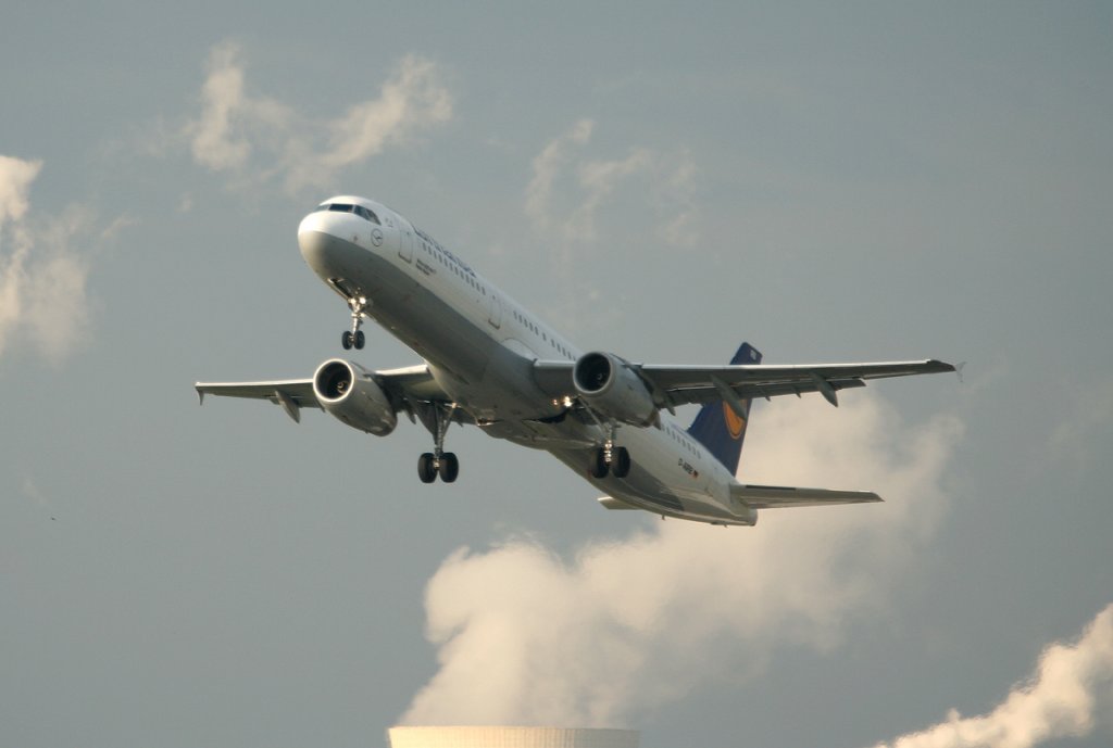 Lufthansa A 321-131 D-AIRB  Baden-Baden  kurz nach dem Start in Berlin-Tegel am 17.09.2011