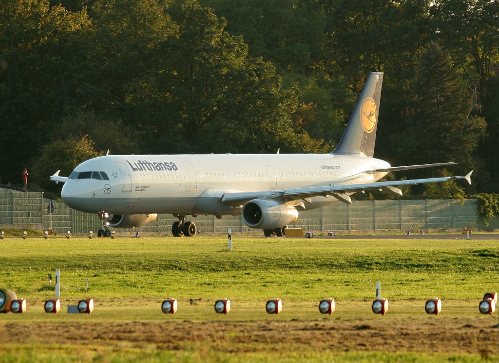 Lufthansa A 321-131 D-AIRB  Baden-Baden  auf dem Weg zum Start in Berlin-Tegel am 30.09.2011
