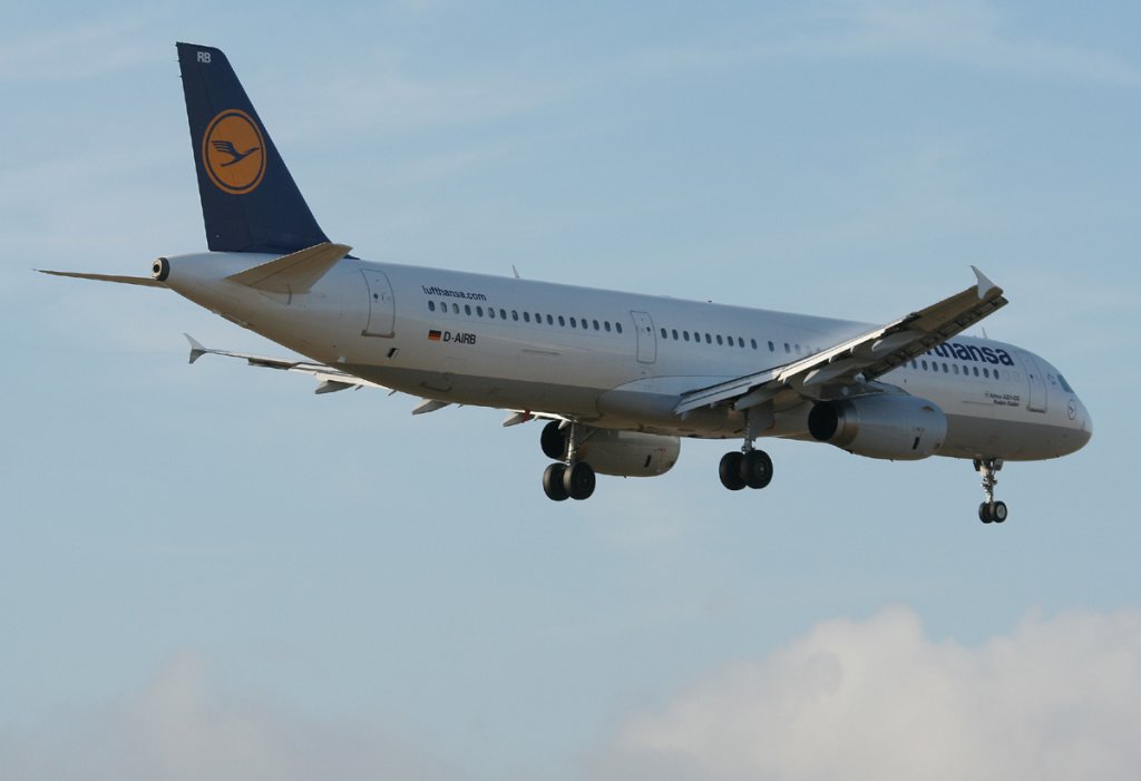 Lufthansa A 321-131 D-AIRB  Baden-Baden  kurz vor der Landung in Berlin-Tegel am 09.03.2012