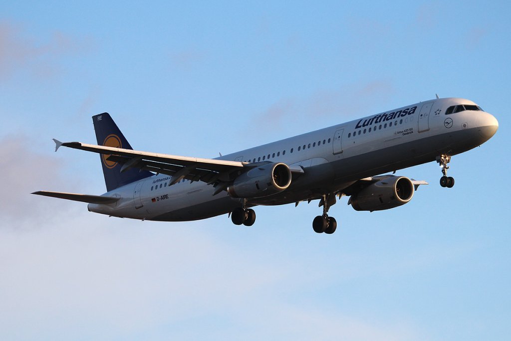 Lufthansa A 321-131 D-AIRE  Osnabrck  bei der Landung in Berlin-Tegel am 01.03.2013