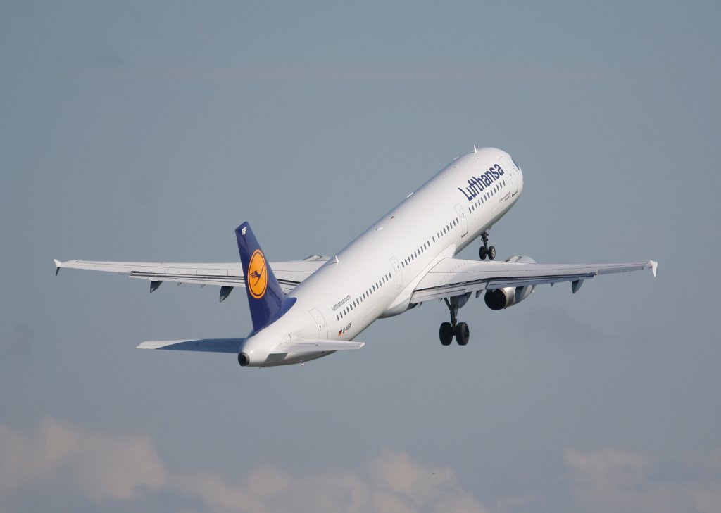 Lufthansa A 321-131 D-AIRF  Kempten  beim Start in 
Berlin-Tegel am 05.09.2010