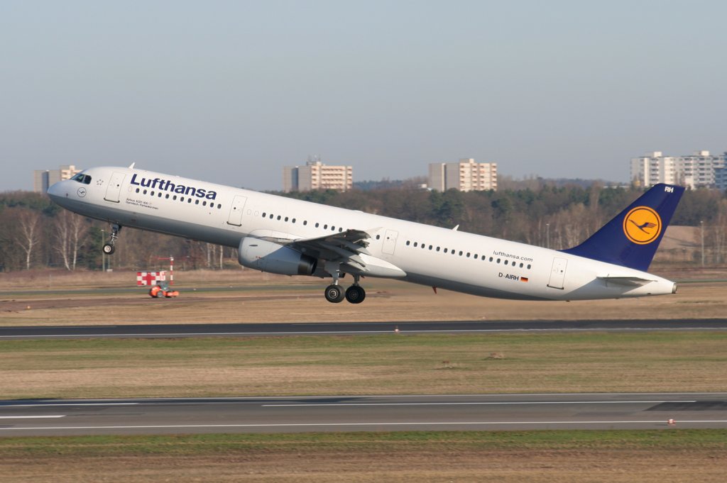Lufthansa A 321-131 D-AIRH  Garmisch-Partenkirchen  beim Start in Berlin-Tegel am 02.04.2010