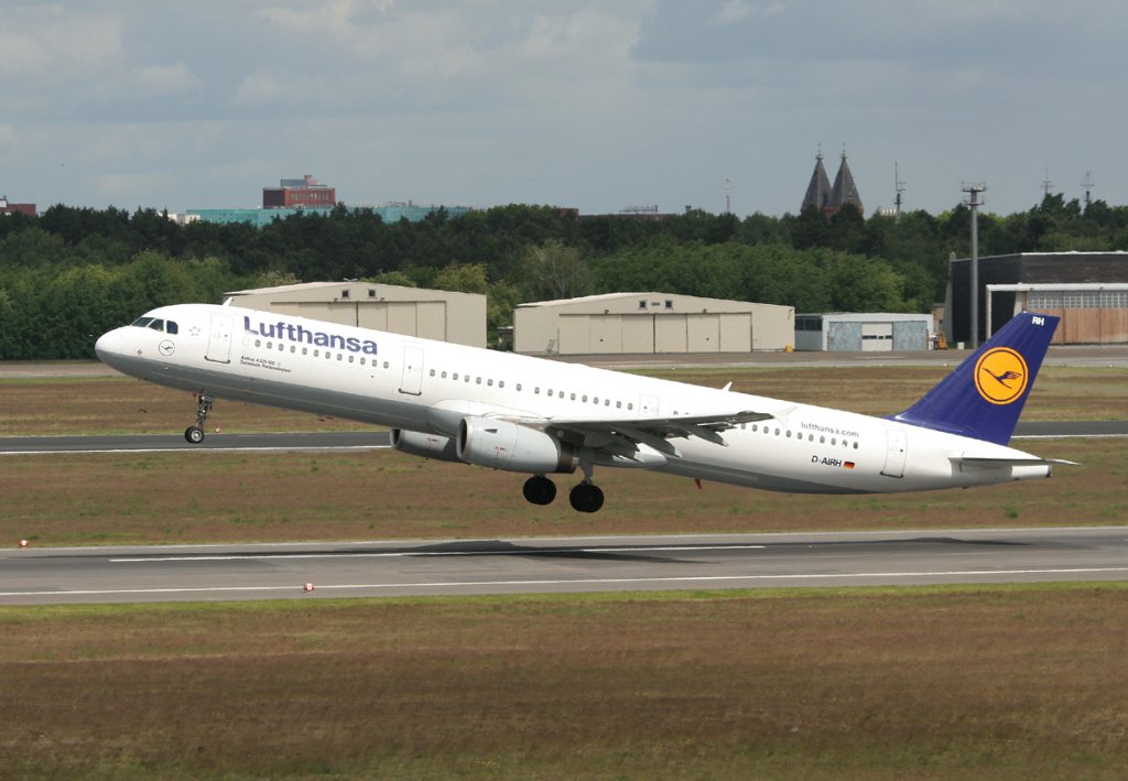 Lufthansa A 321-131 D-AIRH  Garmisch-Partenkirchen  beim Start in Berlin-Tegel am 17.05.2012