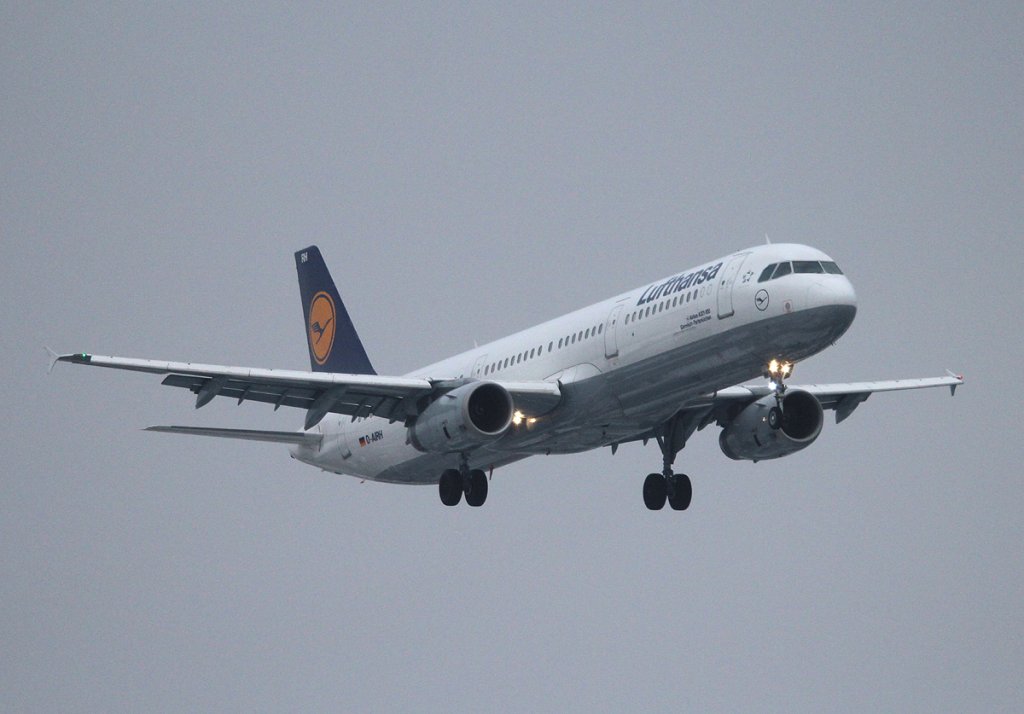 Lufthansa A 321-131 D-AIRH  Garmisch-Partenkirchen  bei der Landung in Berlin-Tegel am 01.12.2012