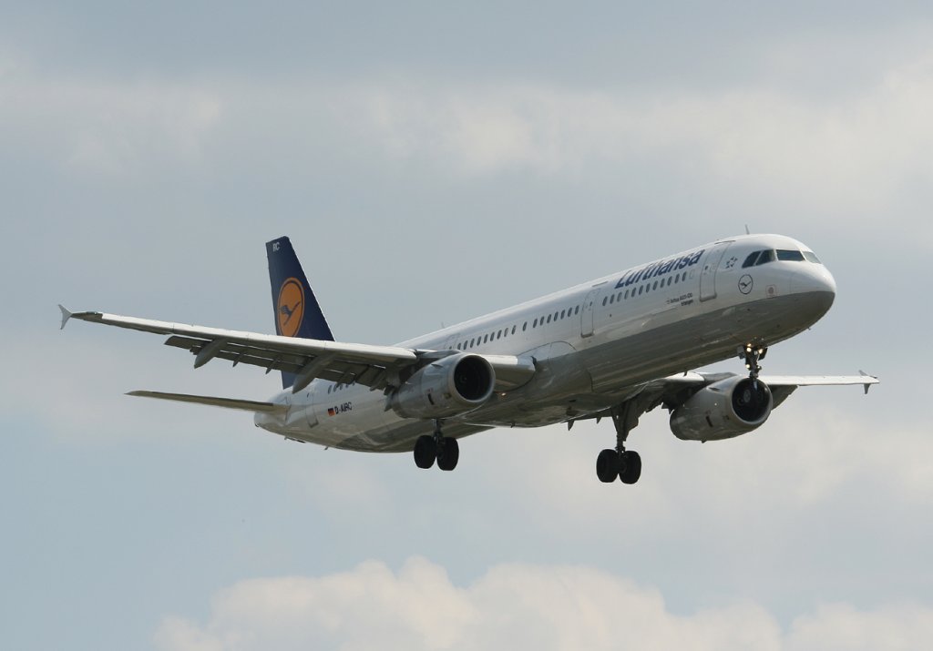 Lufthansa A 321-131 D-AIRL  Erlangen  kurz vor der Landung in Berlin-Tegel am 10.06.2011