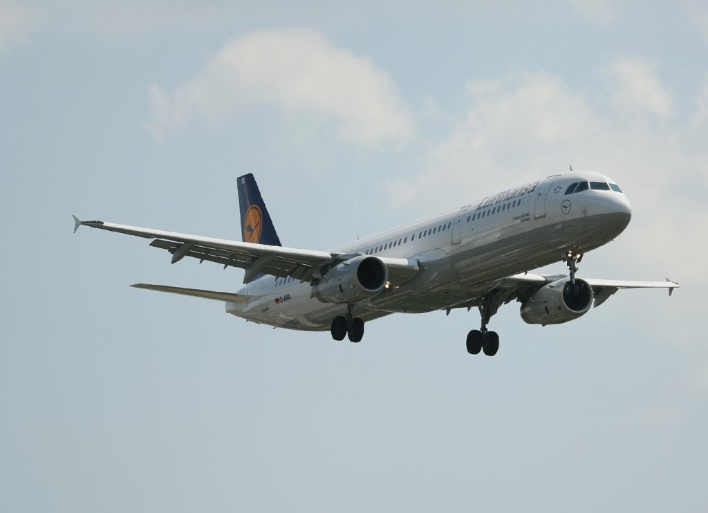 Lufthansa A 321-131 D-AIRL  Kulmbach  kurz vor der Landung in Berlin-Tegel am 10.06.2011