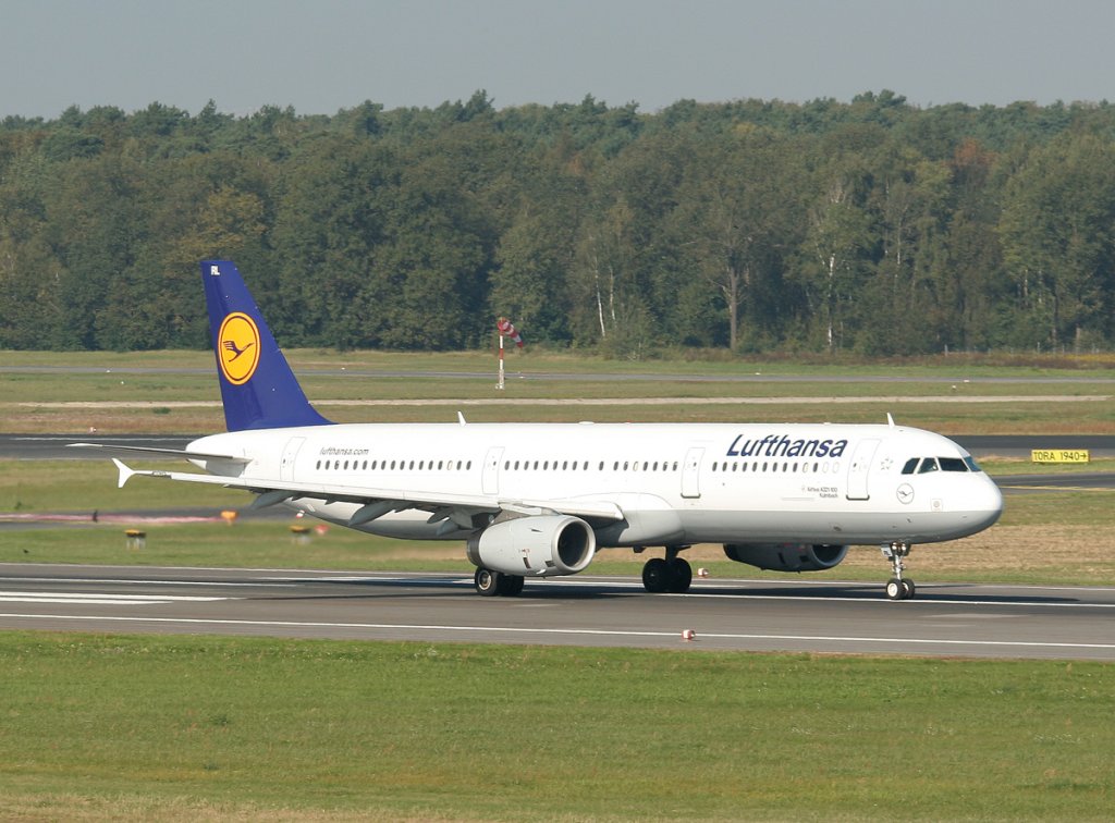 Lufthansa A 321-131 D-AIRL  Kulmbach  beim Start in Berlin-Tegel am 25.09.2011
