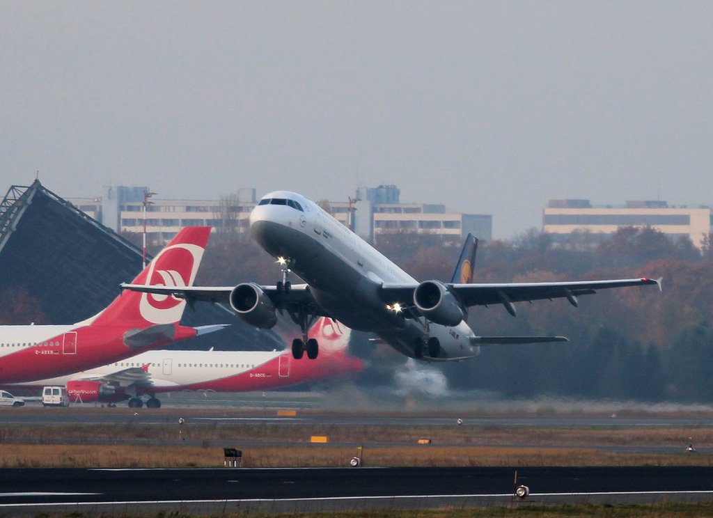 Lufthansa A 321-131 D-AIRL  Kulmbach  beim Start in Berlin-Tegel am 10.11.2012