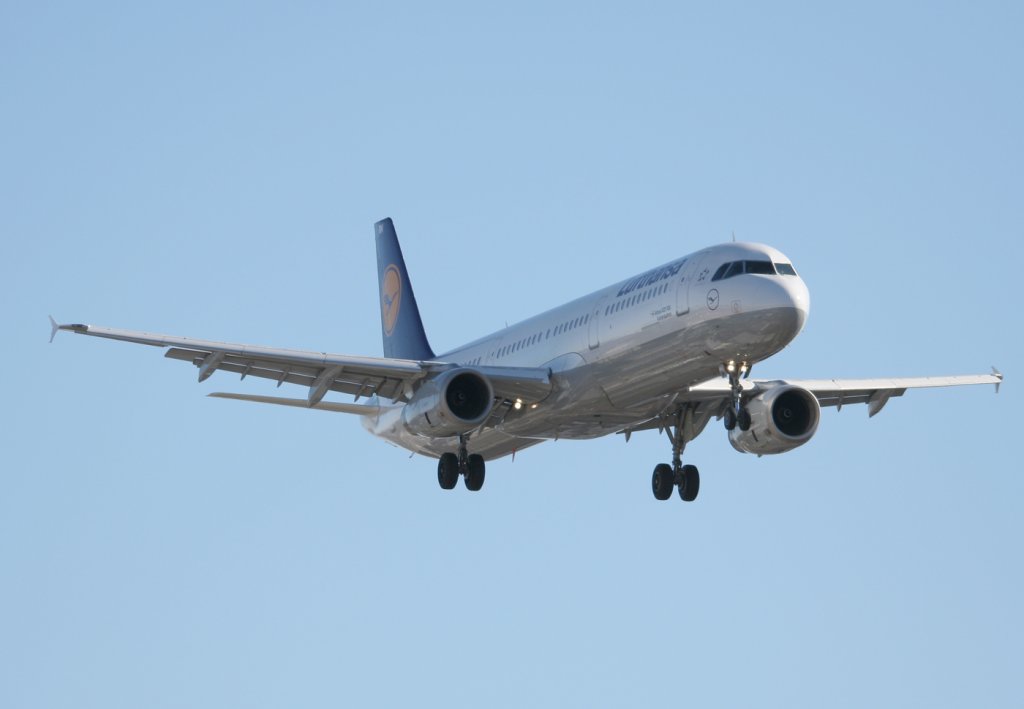Lufthansa A 321-131 D-AIRN  Kaiserslautern  kurz vor der Landung in Berlin-Tegel am 06.03.2011