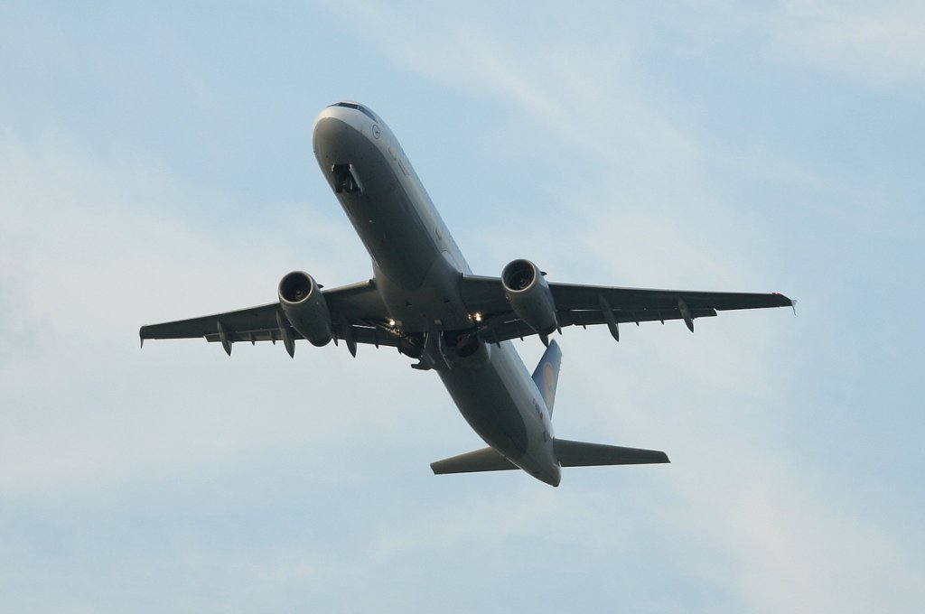 Lufthansa A 321-131 D-AIRN  Kaiserslautern  kurz nach dem Start in Berlin-Tegel am 17.09.2011