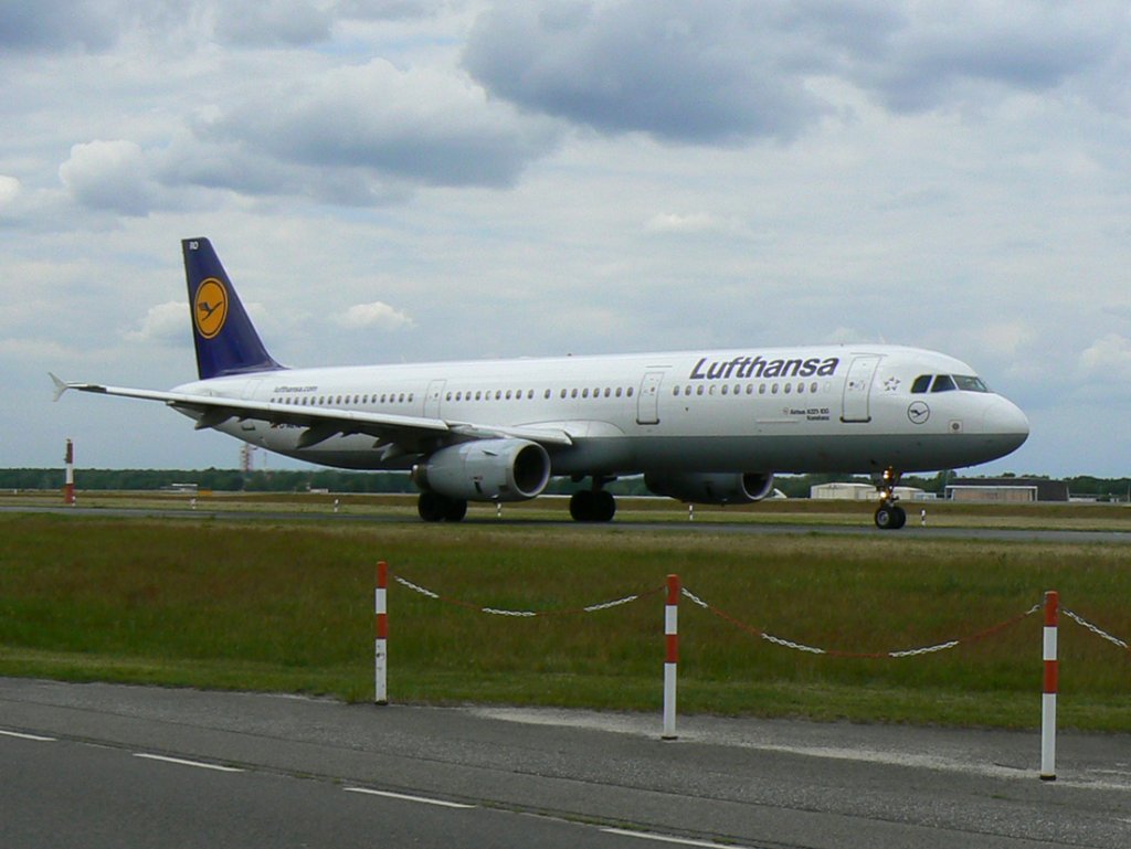 Lufthansa A 321-131 D-AIRO  Konstanz  auf dem Weg zum Start in Berlin-Tegel am 27.05.2011