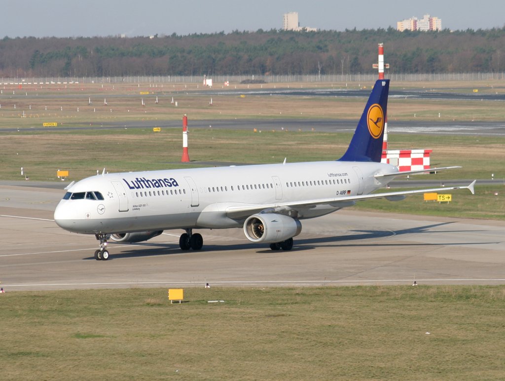 Lufthansa A 321-131 D-AIRP  Lneburg  bei der Ankunft in Berlin-Tegel am 02.04.2010