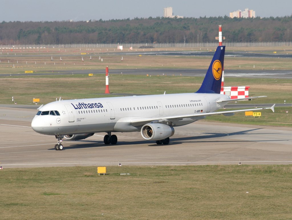 Lufthansa A 321-131 D-AIRP  Lneburg  bei der Ankunft in Berlin-Tegel am 02.04.2010