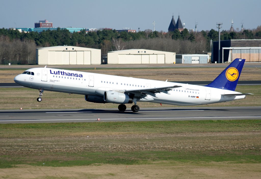 Lufthansa A 321-131 D-AIRP  Lneburg  beim Start in Berlin-Tegel am 02.04.2010