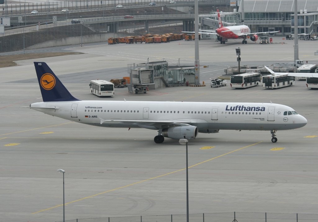 Lufthansa A 321-131 D-AIRS  Husum  an einem sehr trben 10.03.2011 auf dem Flughafen Mnchen