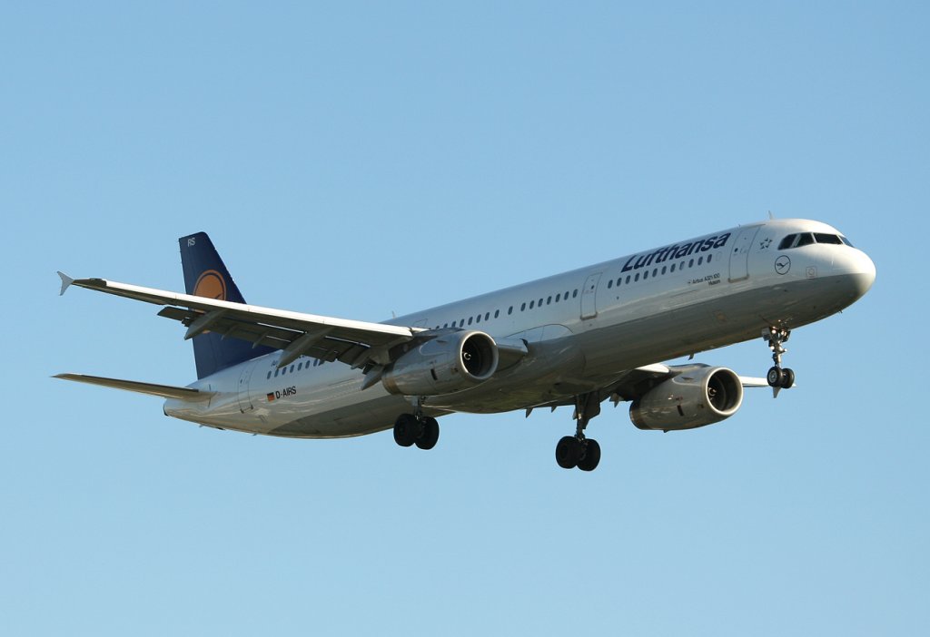 Lufthansa A 321-131 D-AIRS  Husum  kurz vor der Landung in Berlin-Tegel am 30.09.2011