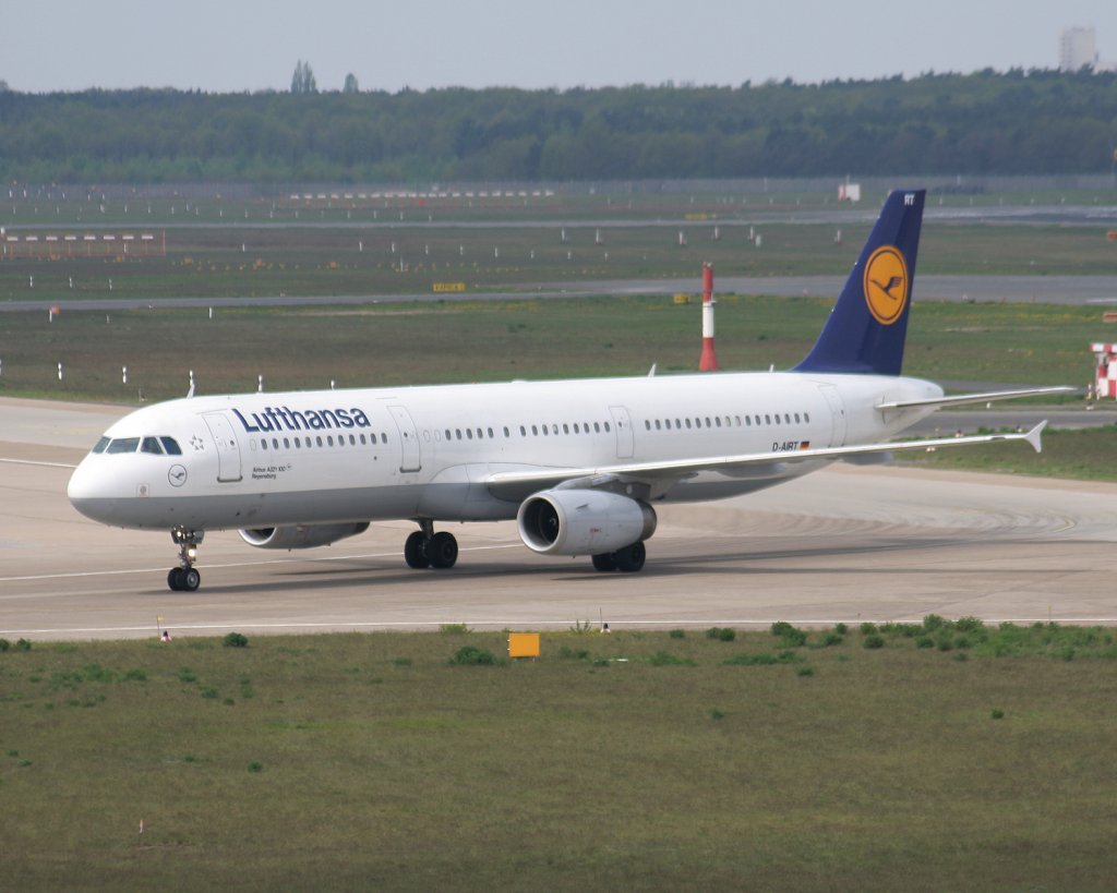 Lufthansa A 321-131 D-AIRT  Regensburg  bei der Ankunft in Berlin-Tegel am 01.05.2010