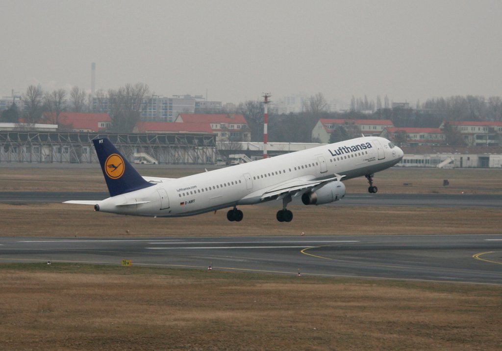 Lufthansa A 321-131 D-AIRT  Regensburg  beim Start in Berlin-Tegel am 27.01.2012