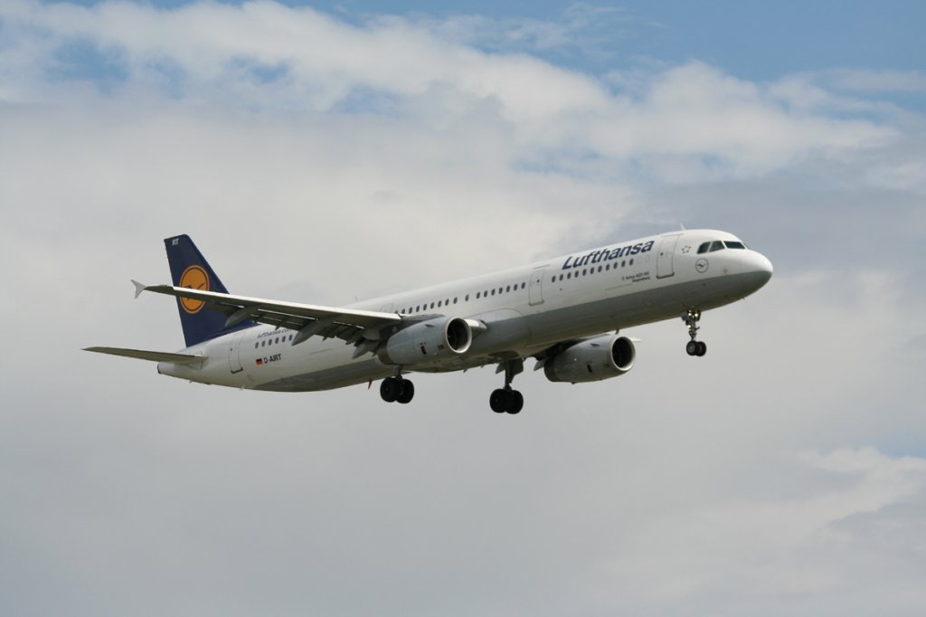 Lufthansa A 321-131 D-AIRT  Regensburg  bei der Landung in Berlin-Tegel am 25.06.2012