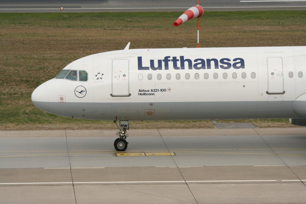 Lufthansa A 321-131 D-AIRW  Heilbronn  bei der Ankunft in Berlin-Tegel am 15.04.2012