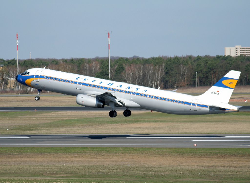 Lufthansa A 321-131 D-AIRX  Retrojet  beim Start in Berlin-Tegel am 02.04.2010