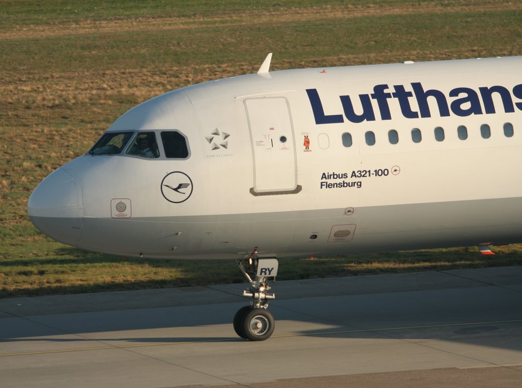 Lufthansa A 321-131 D-AIRY  Flensburg ,  Die Maus  am 01.10.2011 auf dem Flughafen Berlin-Tegel