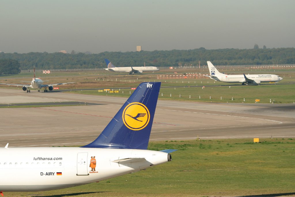Lufthansa A 321-131 D-AIRY; Swiss A 320-214 HB-IJB; United Airlines B 757-224 N 34131 und SunExpres B 737-8HC TC-SNG zusammen am 01.10.2011 auf dem Flughafen Berlin-Tegel