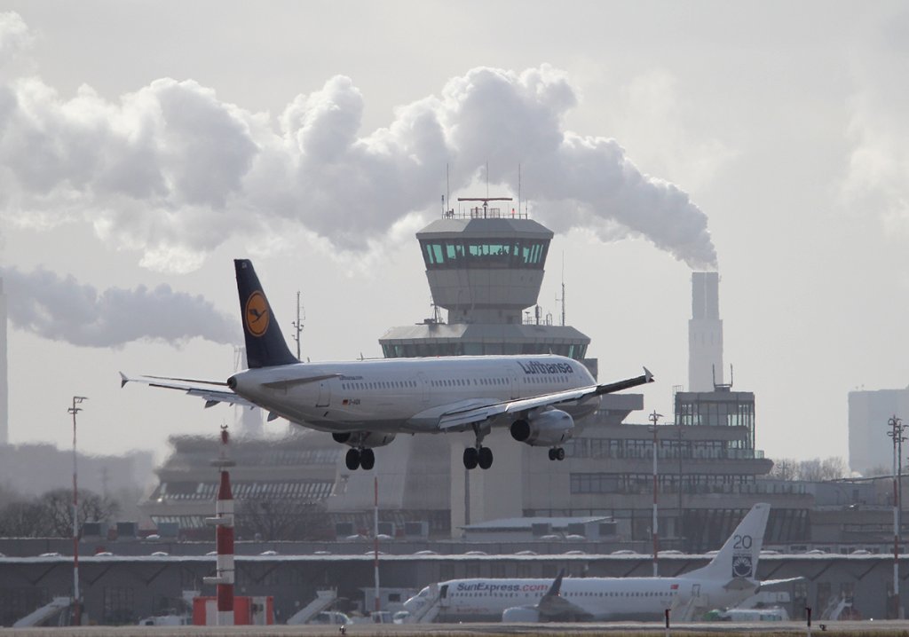 Lufthansa A 321-231 D-AIDA bei der Landung in Berlin-Tegel am 01.03.2013