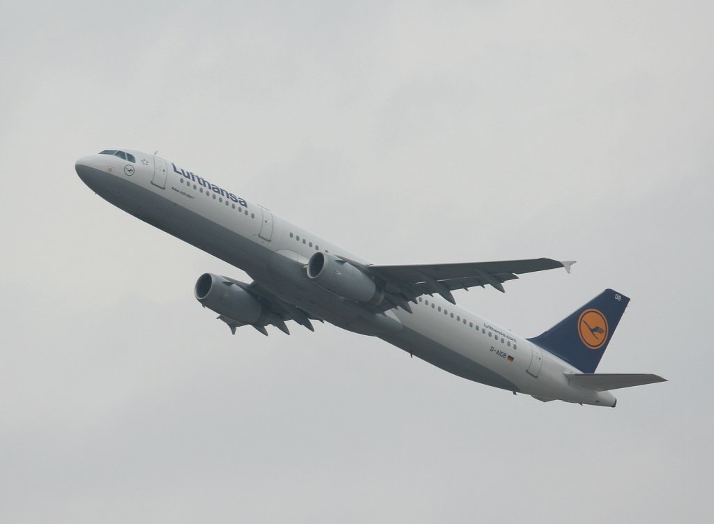 Lufthansa A 321-231 D-AIDB beim Start in Mnchen an einem sehr trben 10.03.2011