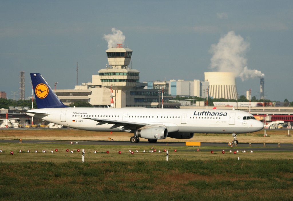 Lufthansa A 321-231 D-AIDC auf dem Weg zum Start in Berlin-Tegel am 09.06.2012