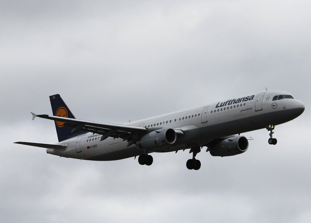 Lufthansa A 321-231 D-AIDC bei der Landung in Berlin-Tegel am 03.03.2013