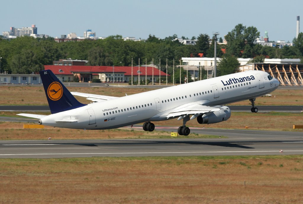 Lufthansa A 321-231 D-AIDC beim Start in Berlin-Tegel am 02.06.2011