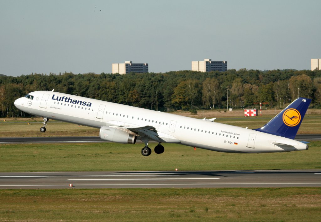 Lufthansa A 321-231 D-AIDD beim Start in Berlin-Tegel am 15.10.2011