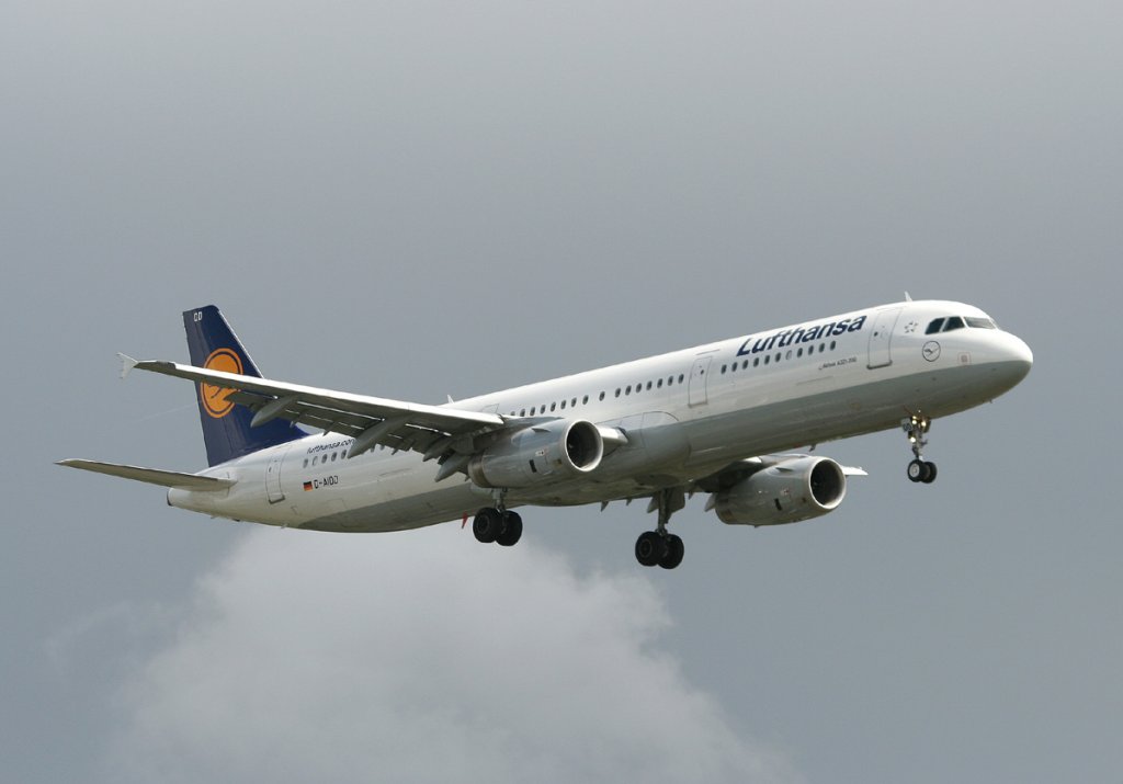 Lufthansa A 321-231 D-AIDD kurz vor der Landung in Berlin-Tegel am 25.06.2012