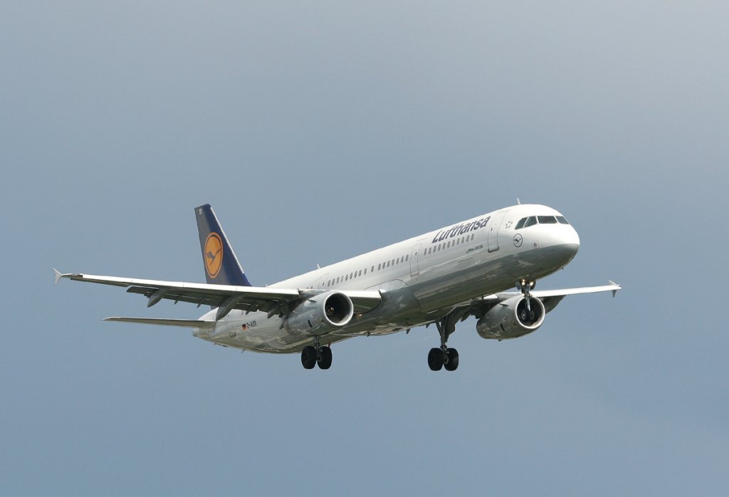 Lufthansa A 321-231 D-AIDI kurz vor der Landung in Berlin-Tegel am 25.06.2012