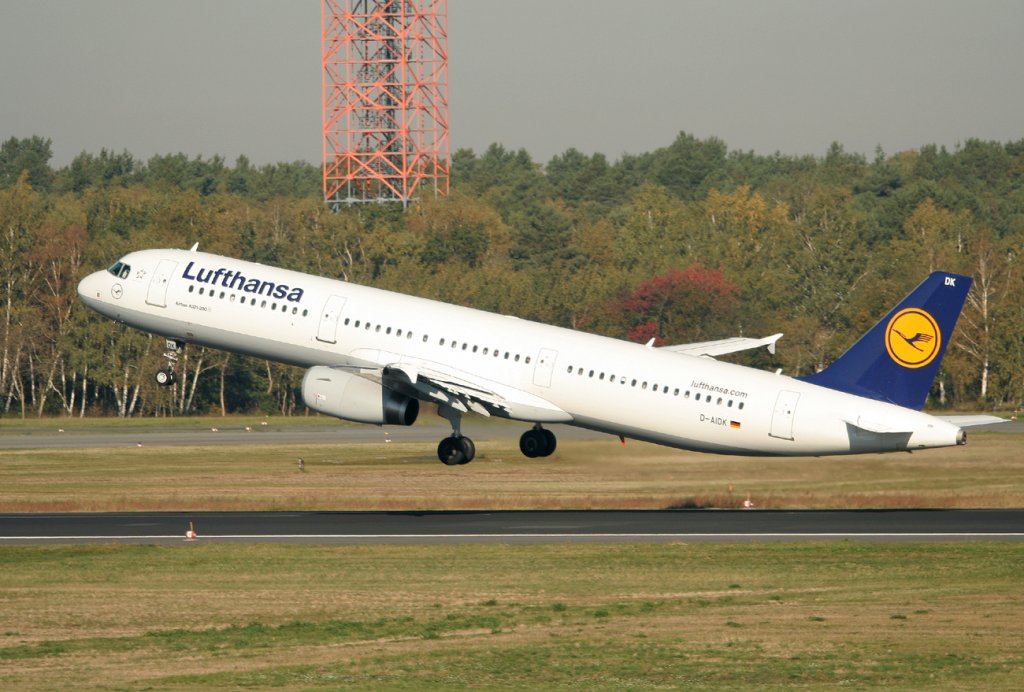 Lufthansa A 321-231 D-AIDK beim Start in Berlin-Tegel am 15.10.2011