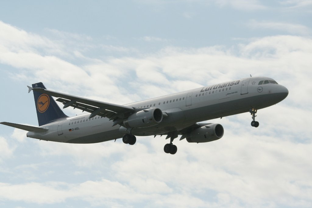 Lufthansa A 321-231 D-AIDL kurz vor der Landung in Berlin-Tegel am 09.06.2012