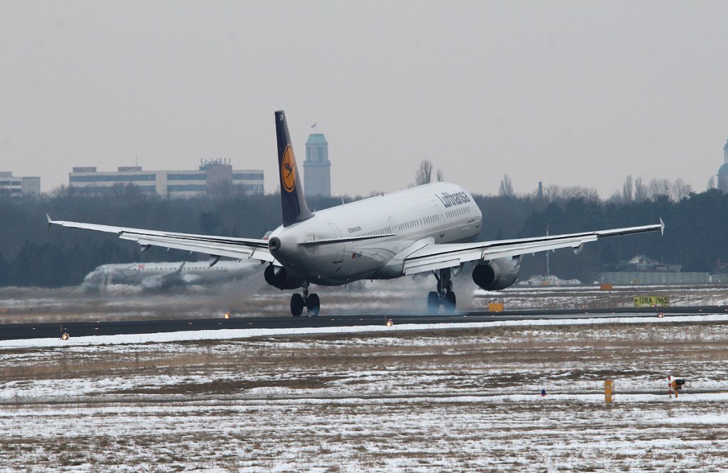 Lufthansa A 321-231 D-AIDM bei der Landung in Berlin-Tegel am 01.04.2013